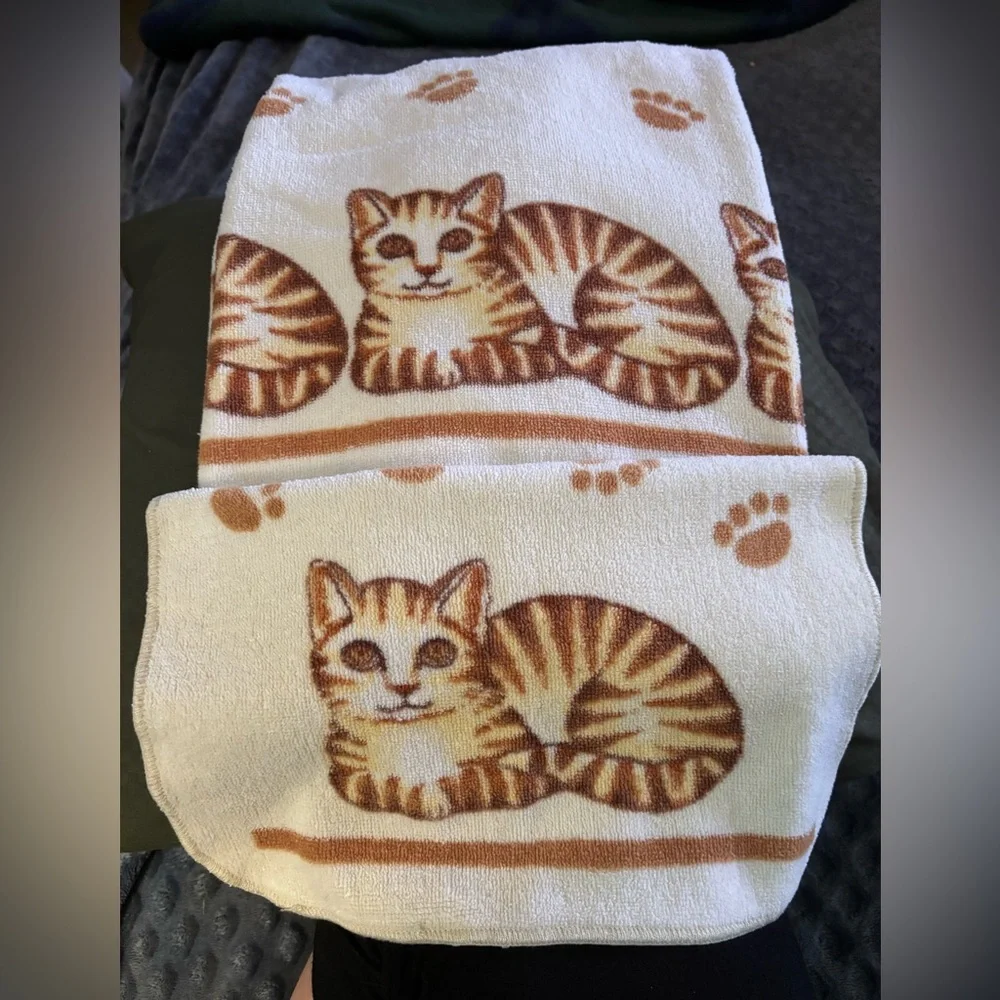 Vintage Bath Towel & Wash Cloth with Cat Design